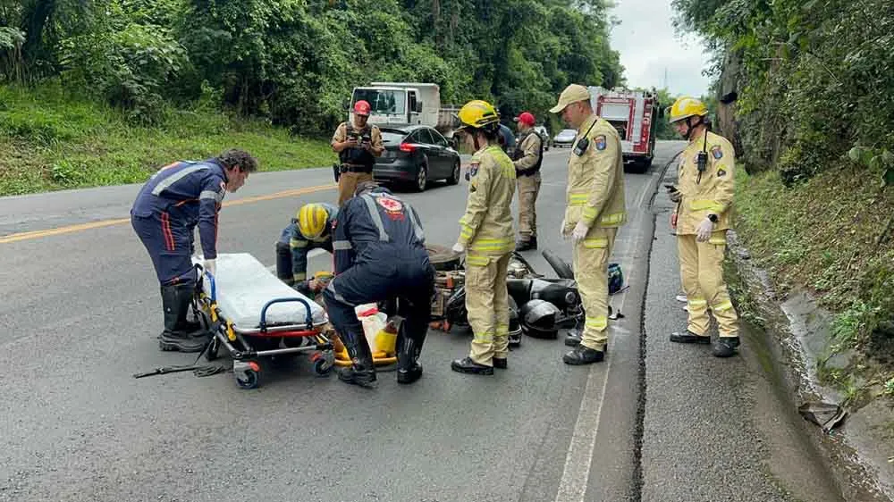 Pneu solto atingiu pai e filho que estavam na moto