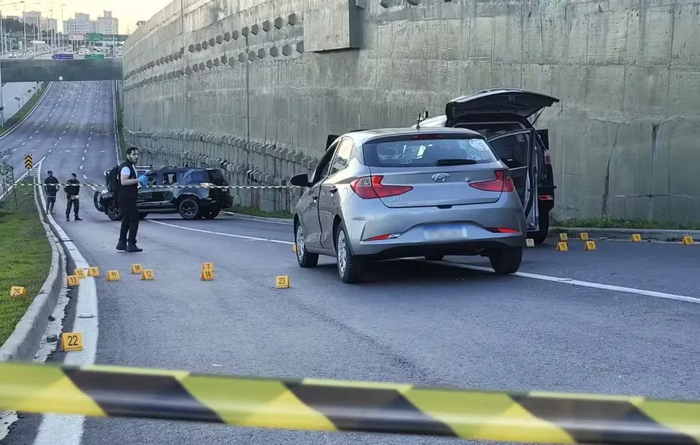 Por volta das 16h, o carro foi encontrado e a PM afirma que uma equipe da RONE tentou a abordagem, mas dois que estavam no carro iniciaram uma fuga.