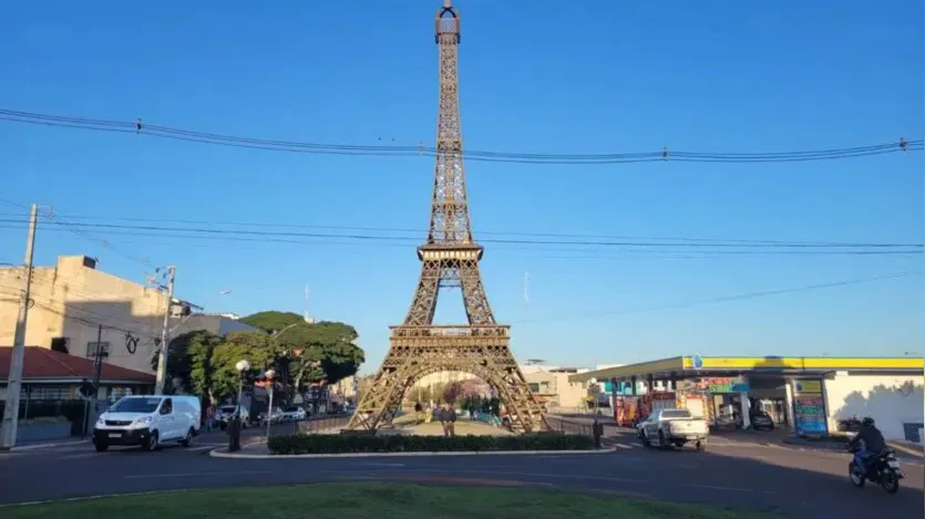 Réplica da Torre Eiffel localizada na Praça França