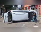 Idosa fica ferida em colisão com capotamento no centro de Arapongas