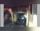 Carro fica destruído após pegar fogo em garagem de casa em Cambira
