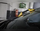 Mulher quebra para-brisa de carro durante briga com ex em funilaria