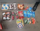 Muito chocolate! Rapaz tenta furtar produtos em supermercado