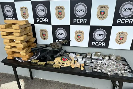 A PCPR localizou e apreendeu duas pistolas, um fuzil e mais de 200 cartuchos de munição, além de 20 quilos de maconha e porções de crack e cocaína