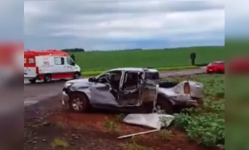 Batida entre caminhonete e bitrem deixa idosa em estado grave no PR