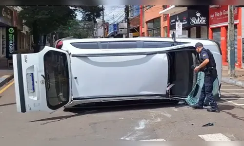 Idosa fica ferida em colisão com capotamento no centro de Arapongas