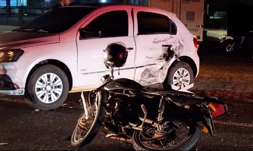 A motocicleta atingiu a lateral esquerda do carro.