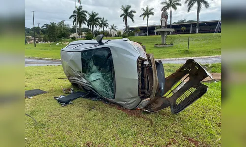 Mulher fica ferida após capotar Ônix na BR-376 em Cambira