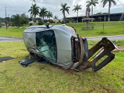 A motorista teria perdido o controle do veículo quando passava por uma curva e o veículo acabou atingindo a valeta à beira da pista, vindo a capotar em seguida