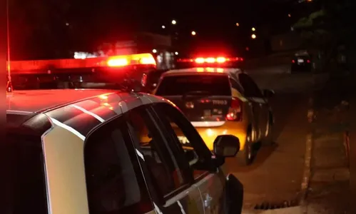 Motorista deixa objetos sobre carro e tem pertences furtados