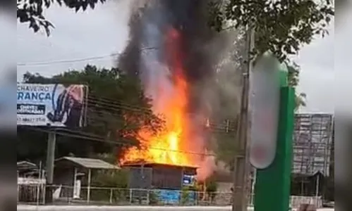 Casa do autor de explosão em Brasília é consumida por fogo em SC