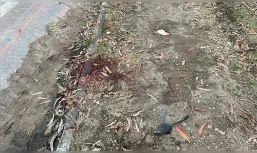 Motociclista de 32 anos é alvejado a tiros; câmera flagra crime