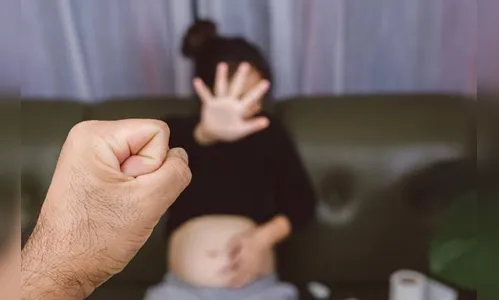 Pai é detido por agredir e ameaçar filha grávida em Califórnia