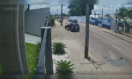 Aluno de 14 anos liga carro de professora e a atropela no Paraná; veja