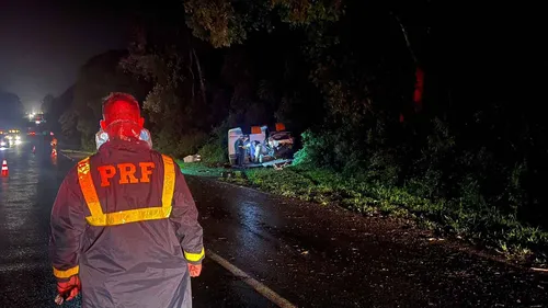 Acidente aconteceu no km 320 da rodovia BR-277, por volta das 18h10.