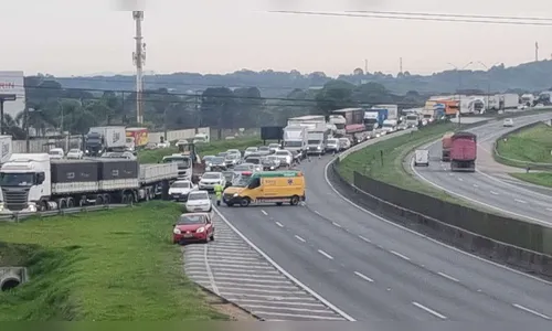 Acidente com caminhões causa filas quilométricas na BR-277 no Paraná