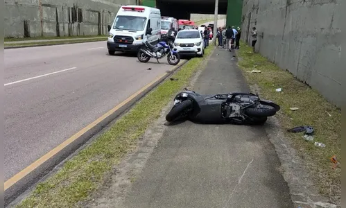 Jovem morre ao perder equilíbrio da moto e bater contra poste