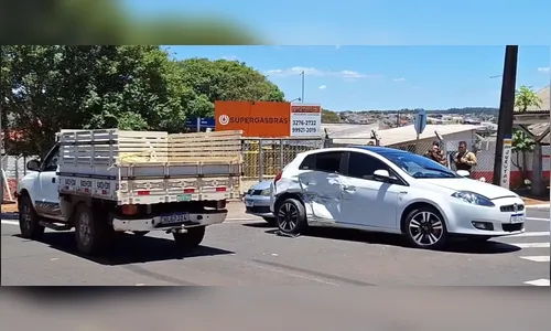 Arapongas: três veículos se envolvem em acidente em cruzamento