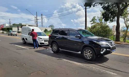 Dois acidentes afetam trânsito na Avenida Brasil em Apucarana