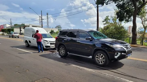 Acidente na Avenida Brasil no início da tarde desta terça-feira (6)