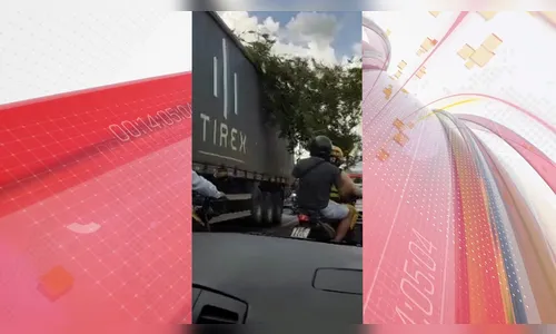 Galho preso em carreta cai e atinge motocicleta e carro; veja vídeo