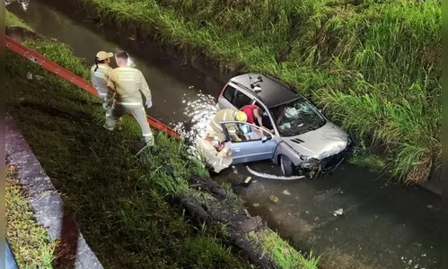 Motorista é fechado no trânsito, perde controle e cai em córrego