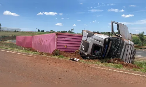 Carreta tombada no Pirapó transportava mesmos contêineres de tragédia
