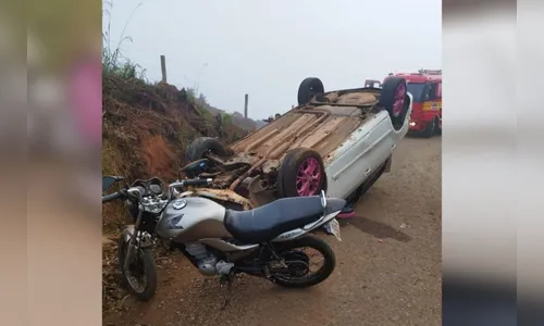 Homem cai de moto, pega carona em carro e capota logo depois
