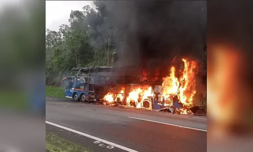Homem incendeia ônibus com mais de 40 pessoas com destino ao Paraná