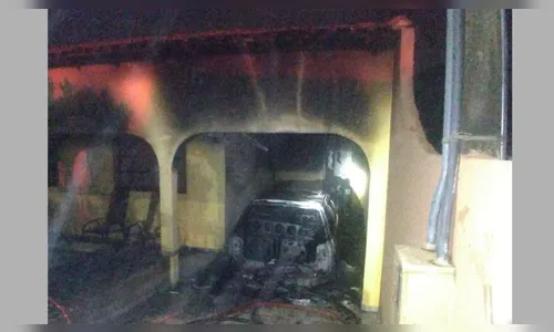 Carro fica destruído após pegar fogo em garagem de casa em Cambira