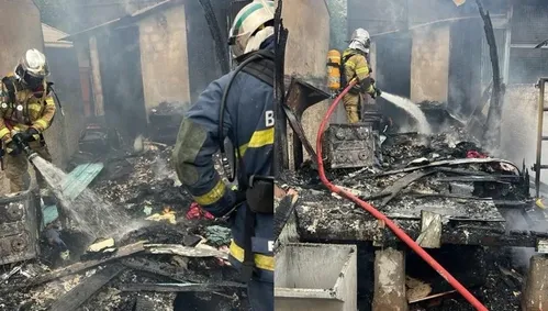 As chamas destruíram completamente a área de 30 m²