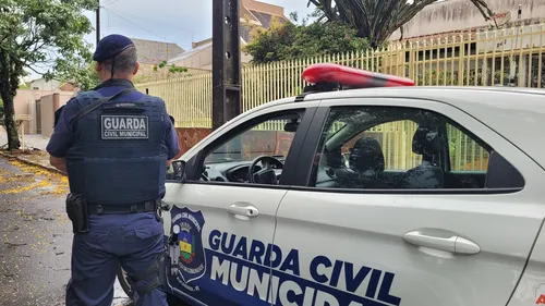 As equipes foram acionadas por volta das 21h40 para o local, no Jardim Diamantina, onde encontraram o homem deitado no chão com uma pequena poça de sangue ao seu redor.