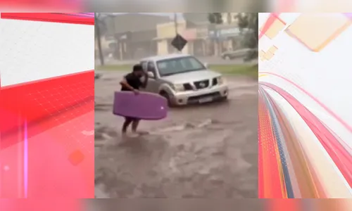 Tirou onda! Morador de Maringá 'surfa' durante temporal e viraliza
