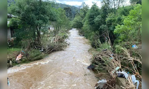 Tropa de elite reforça buscas por criança levada por enxurrada no PR