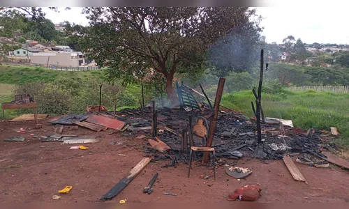 Incêndio destrói edificação de madeira no Parque Japira