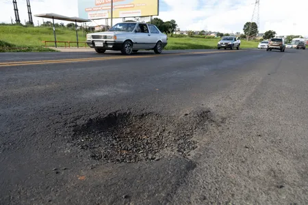 Buracos colocam motoristas em risco