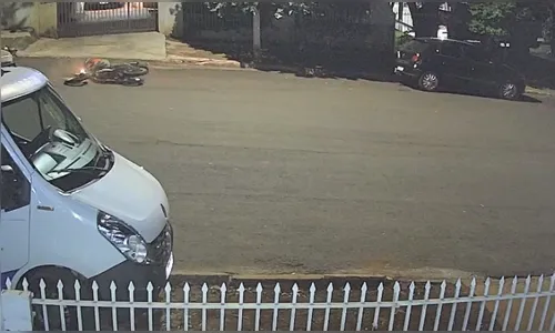 Câmera flagra motociclista embriagado batendo em carro estacionado