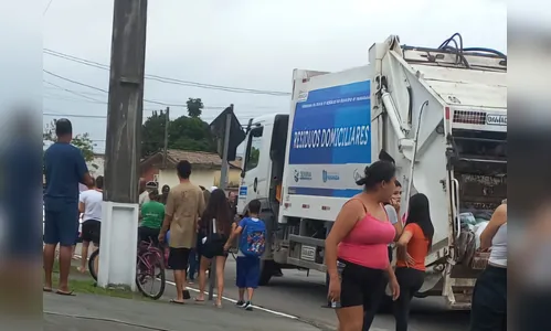 Criança morre ao ser atropelada por caminhão de coleta de lixo no PR