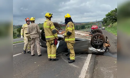 Capotamento entre Apucarana e Cambira deixa pai e filho feridos