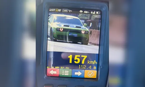 Carro esportivo é flagrado a 157 km/h em rodovia do Paraná