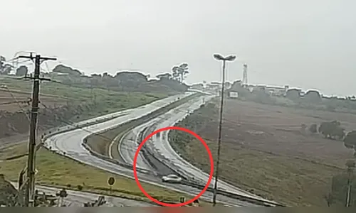 Carro roda na pista após acidente na BR-376 em Apucarana; veja vídeo