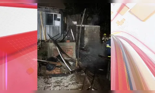 Incêndio destrói duas residências em área de invasão no Paraná