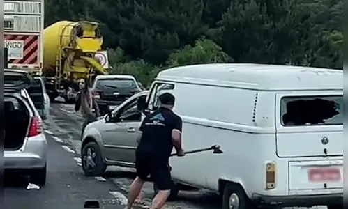 Após confusão no trânsito, homem tem ataque de fúria e quebra carros