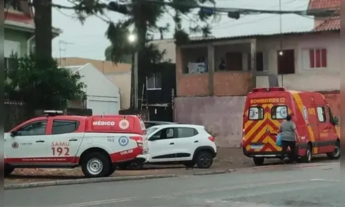 Com rosto sujo de areia, homem agoniza até a morte dentro de carro