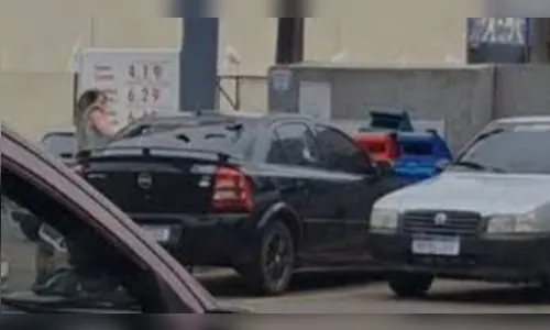 Vingança? Vídeo mostra mulher raivosa destruindo veículo no PR