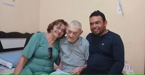 Cearense apontado como homem mais velho do mundo com a família em Apuiarés