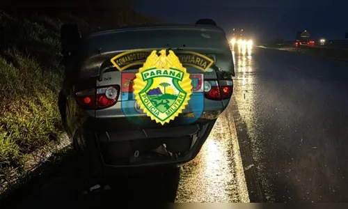 Carro de Apucarana capota na PR-986; motorista teve ferimentos