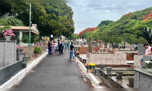 Chuvas prejudicam visitação ao cemitério de Ivaiporã no Dia de Finados