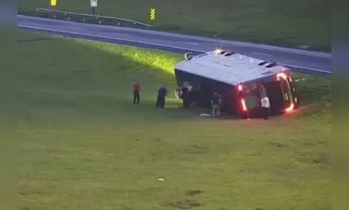 Ônibus com 27 passageiros de Maringá tomba no interior de SP