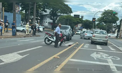 Motociclista de 20 anos fica ferida após acidente com caminhonete